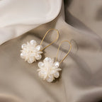 Florina – Weiße Blumenohrringe mit Natürlichem Charme