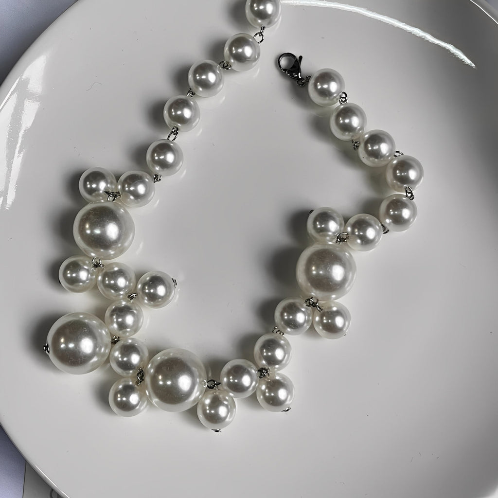 Lucie – Elegante Luxushalskette mit großen und kleinen Perlen