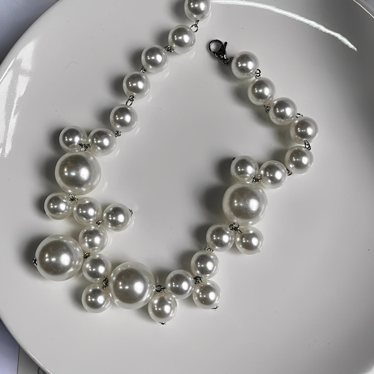 Lucie – Elegante Luxushalskette mit großen und kleinen Perlen