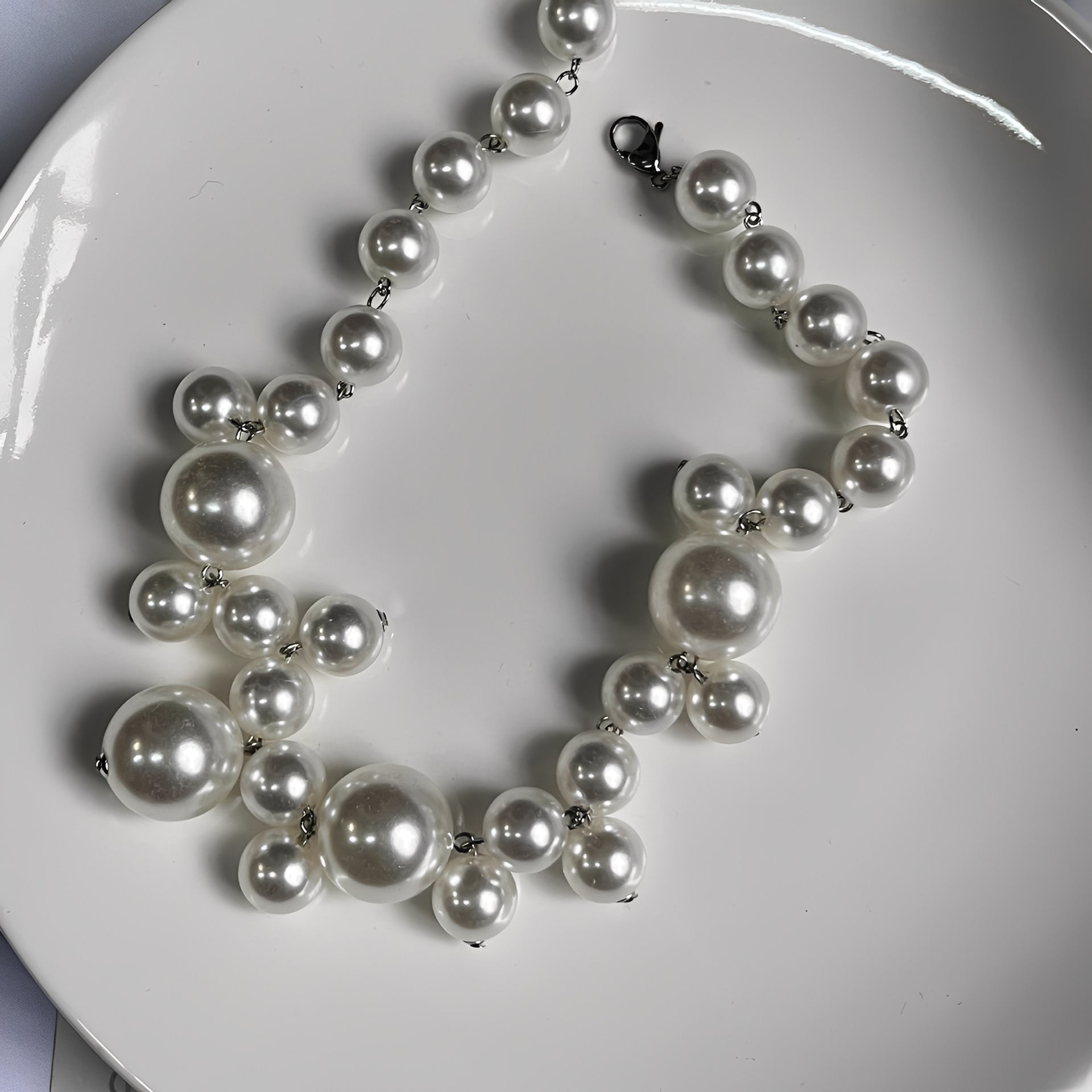 Lucie – Elegante Luxushalskette mit großen und kleinen Perlen