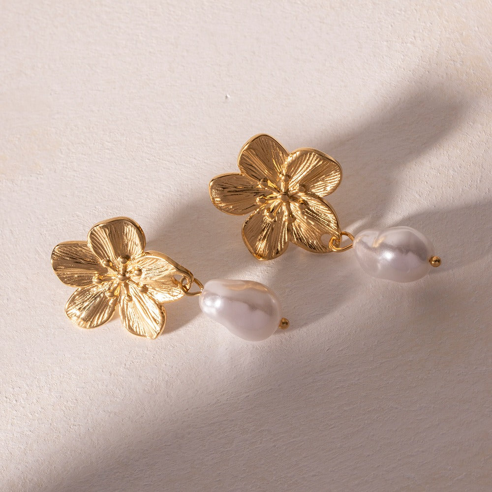 Ember – Ohrringe Blumenkreation mit goldenen Perlen