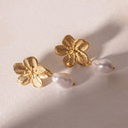 Ember – Ohrringe Blumenkreation mit goldenen Perlen