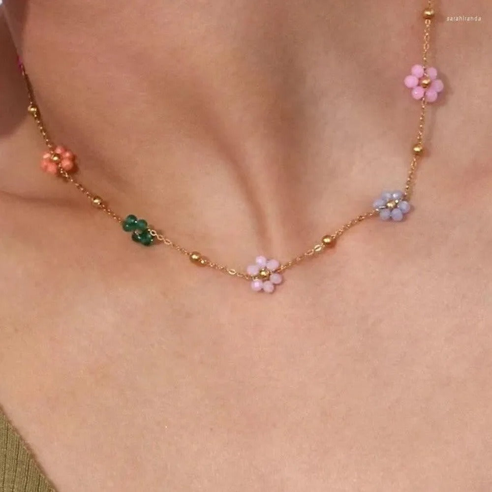 Karylle – Halskette mit kleinen bunten Blumen
