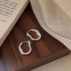 Ondine – Huggie-Ohrringe aus Silber mit Wellen