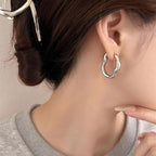 Ondine – Huggie-Ohrringe aus Silber mit Wellen