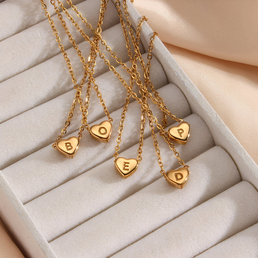 Amora – Herz Initialen Halskette in Gold