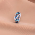 Julie – Vintage-Ring mit blauem Zirkon und goldenem Akzent
