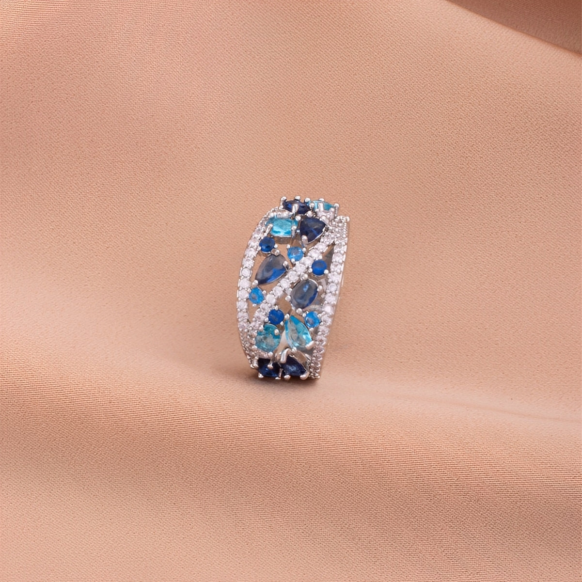 Julie – Vintage-Ring mit blauem Zirkon und goldenem Akzent