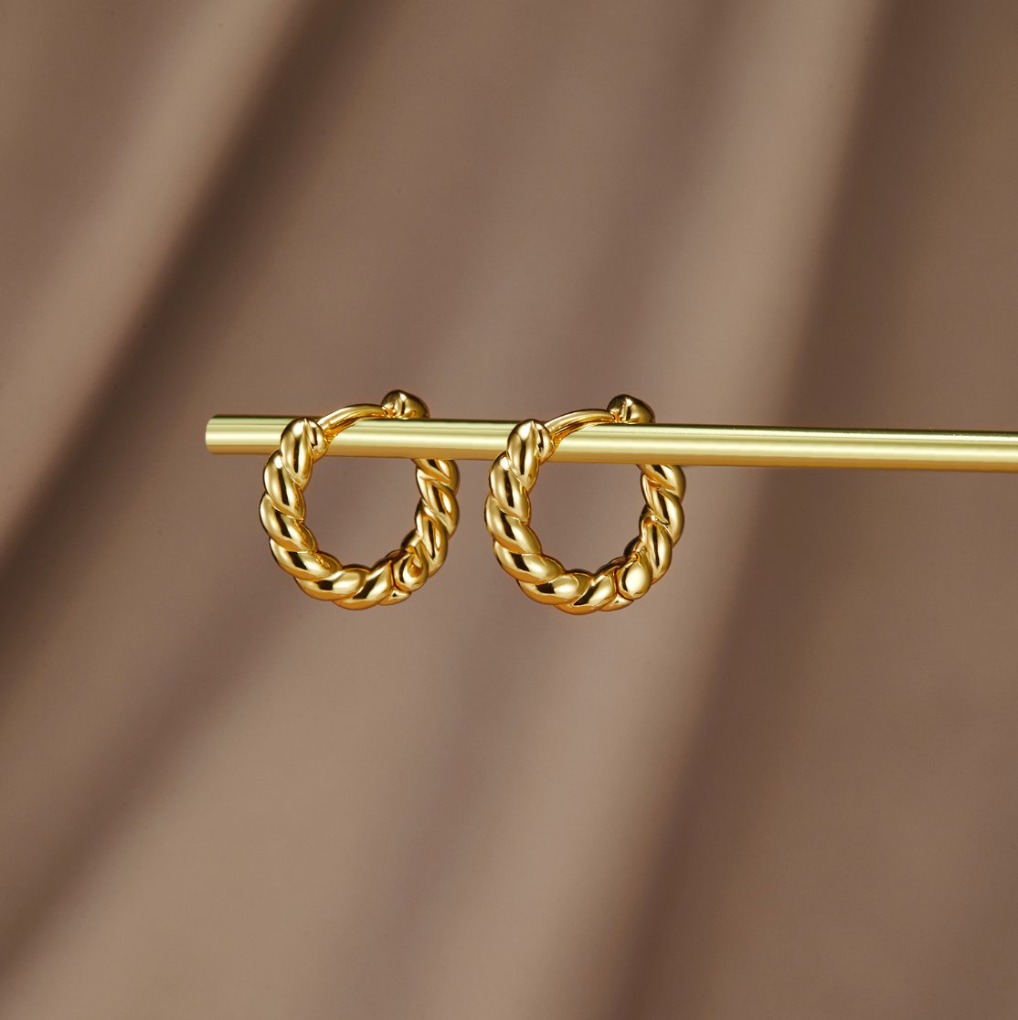 Orhyl – Goldene Gedrehte Ohrringe