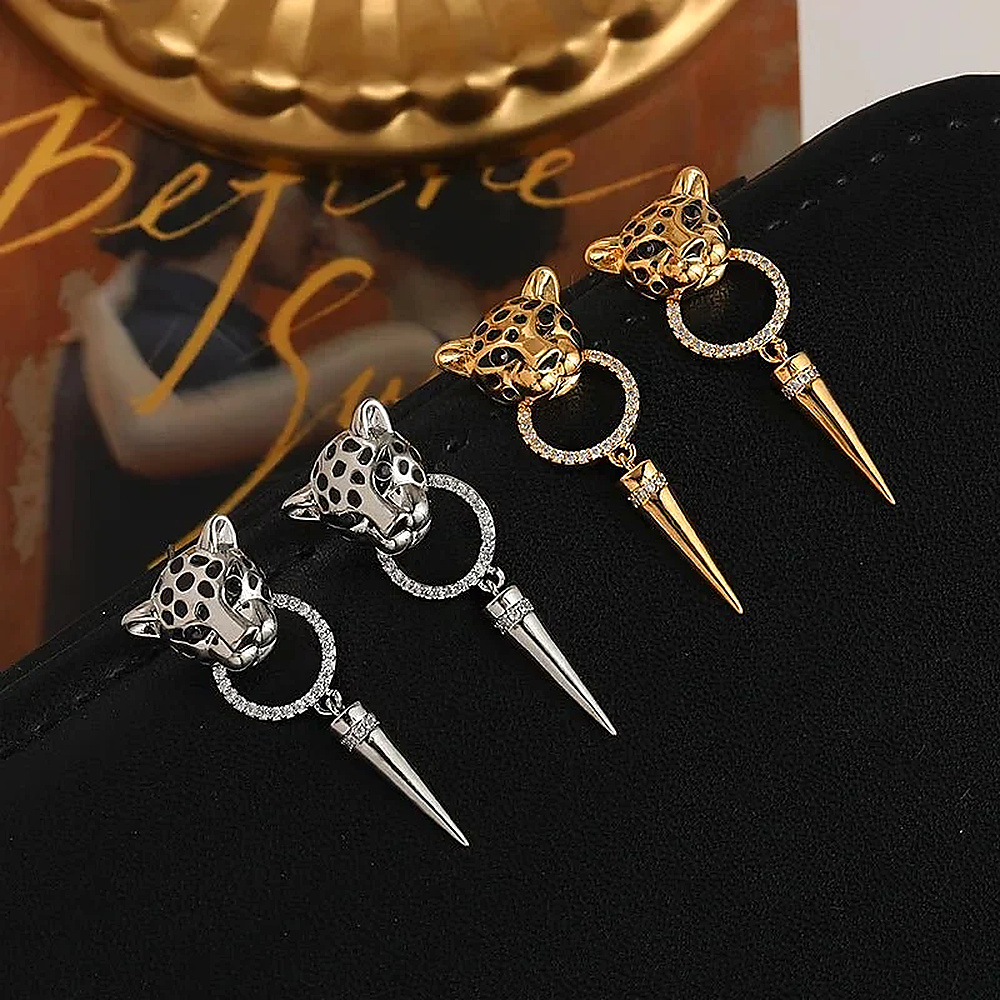 Damen Hängeohrringe mit Leopardenkopf, runden Anhänger und spitzem Detail