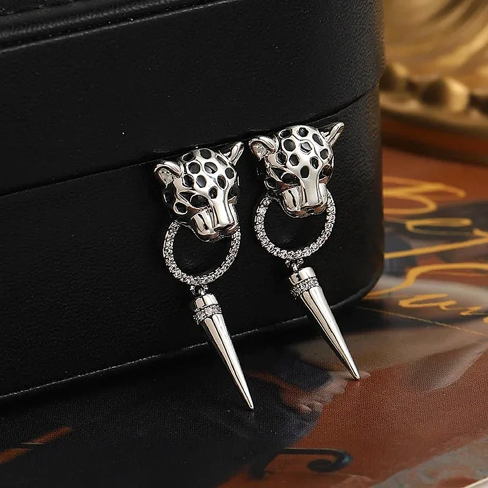 Damen Hängeohrringe mit Leopardenkopf, runden Anhänger und spitzem Detail
