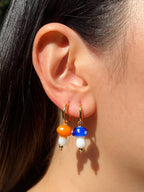 Kira - Creolenohrring mit blauen Pilzen