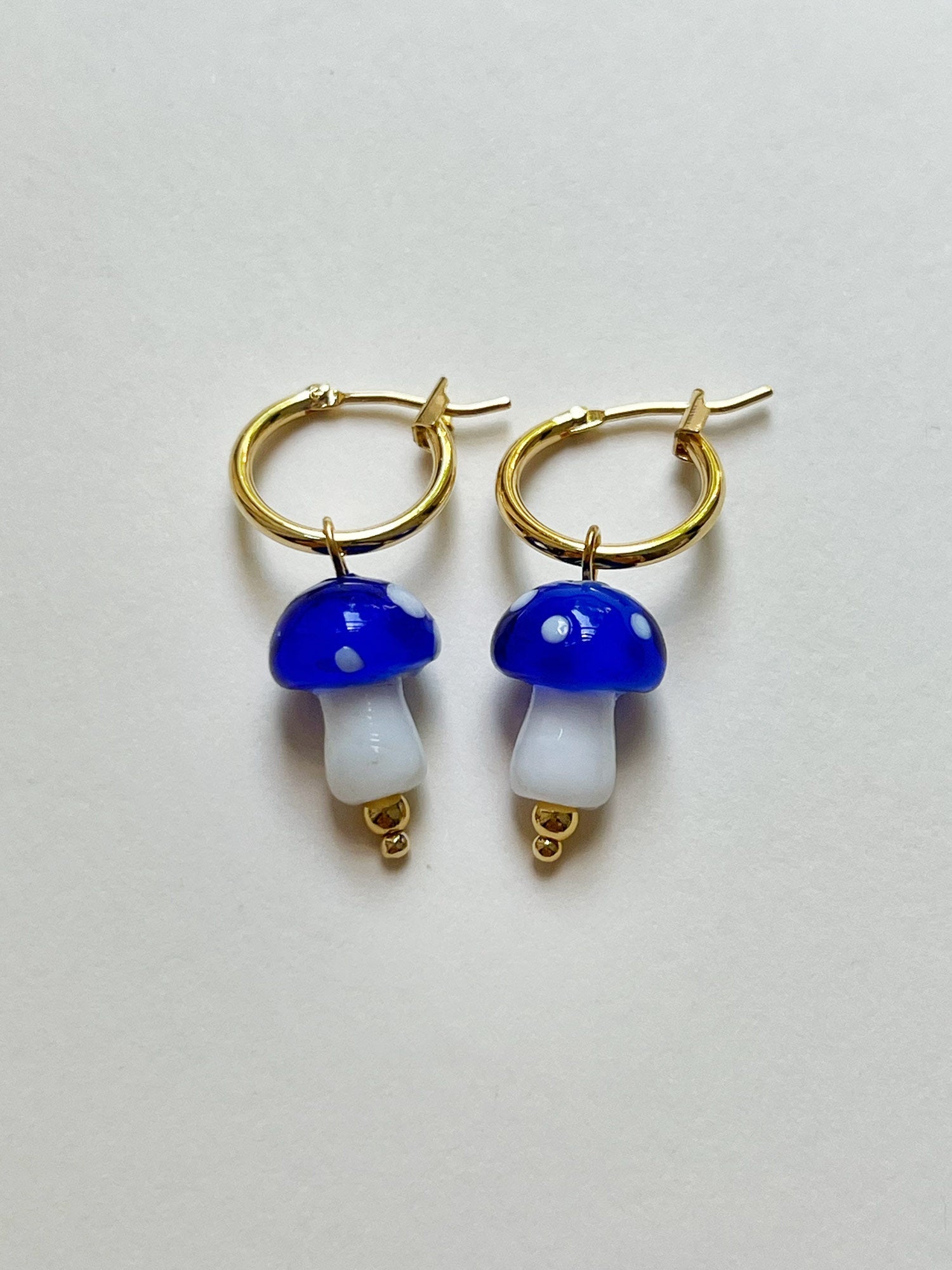 Kira - Creolenohrring mit blauen Pilzen