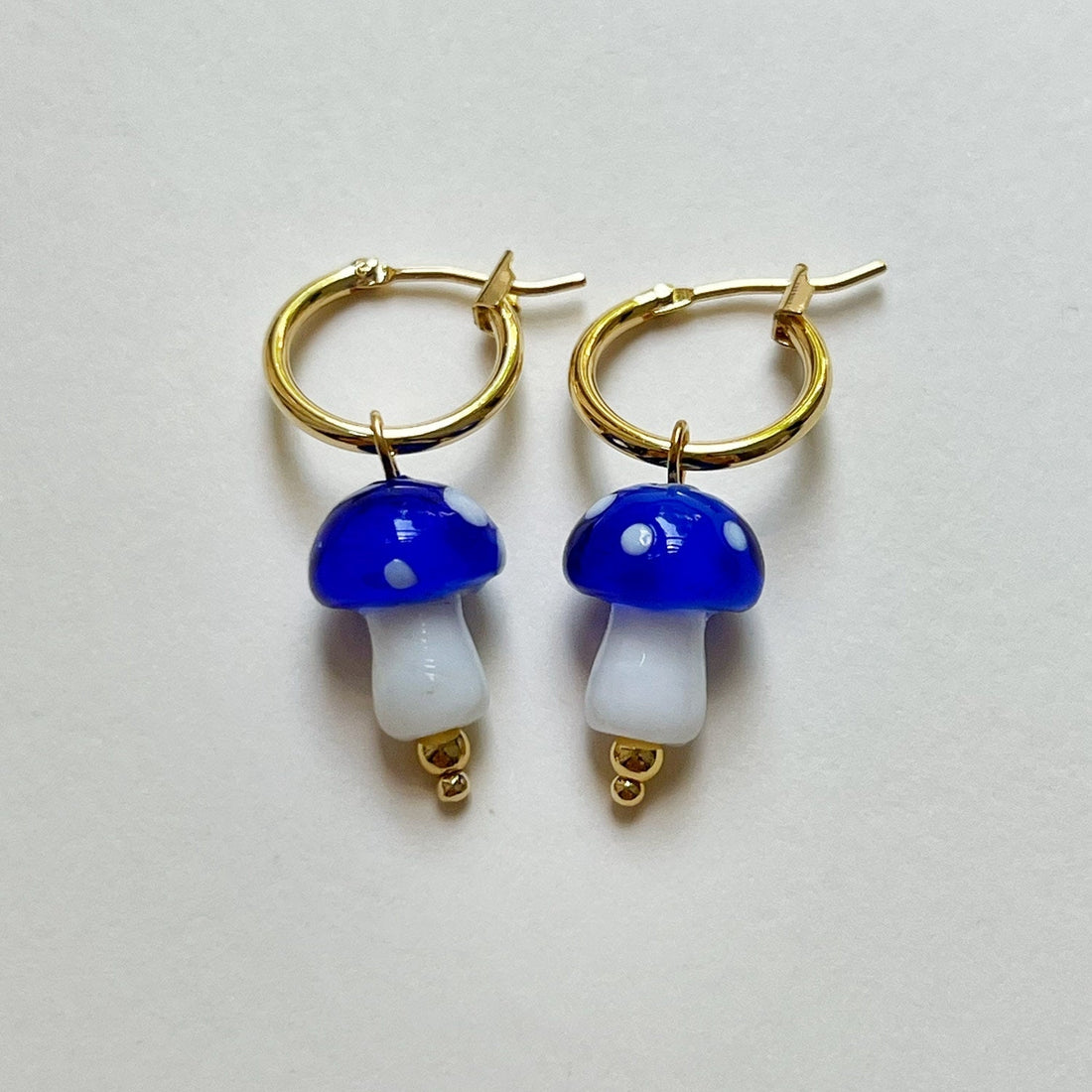 Kira - Creolenohrring mit blauen Pilzen