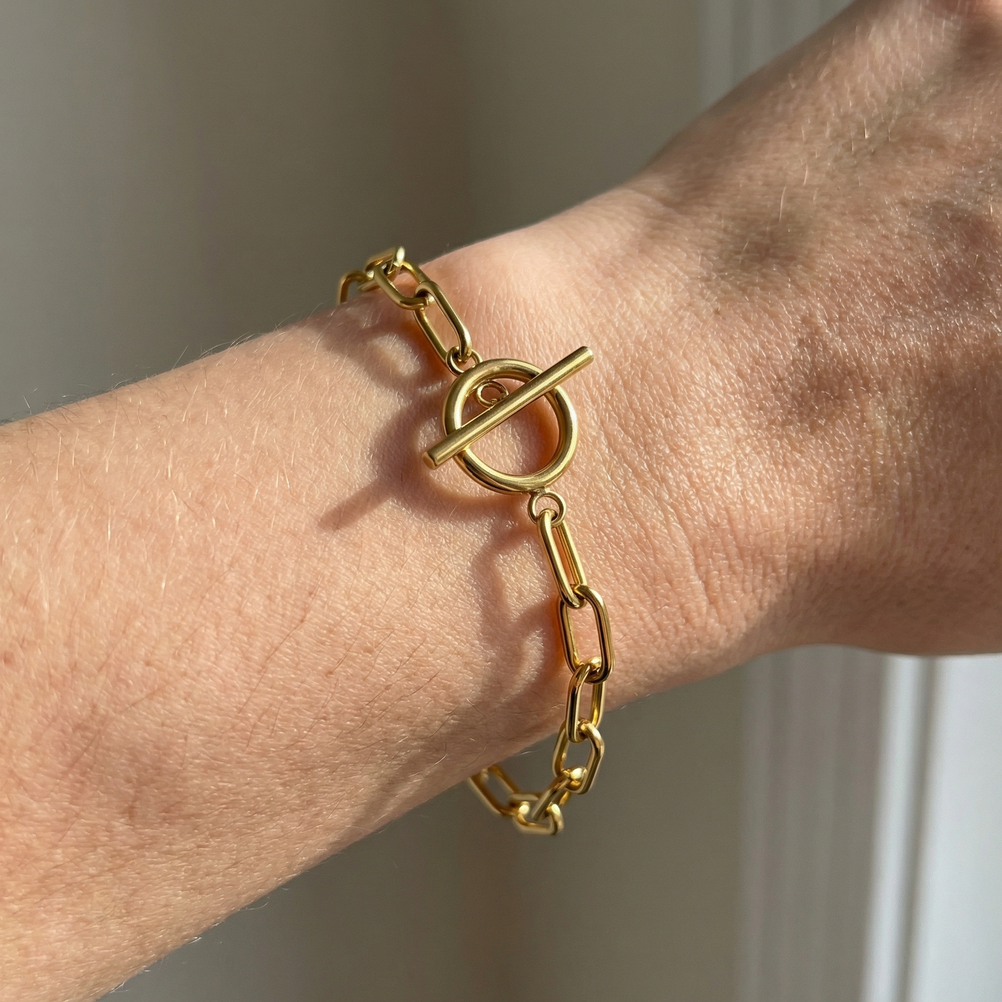 Millie – T-Bar-Armband mit rechteckigen Elementen in Gold