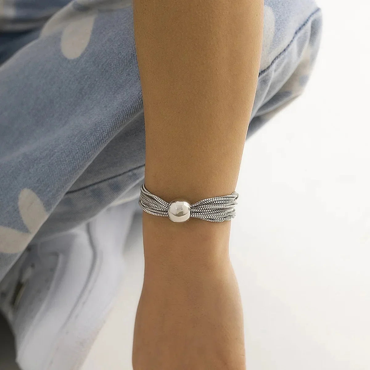 Damen 2-teiliges Halsketten- und Armband-Set mit geschichtetem Kettendesign und Kugel-Detail