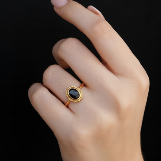 Goldring mit Schwarzem Oval