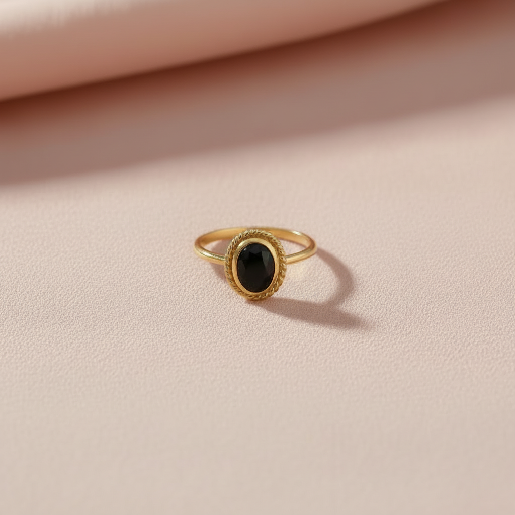 Goldring mit Schwarzem Oval