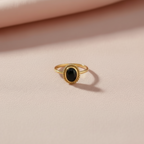 Goldring mit Schwarzem Oval