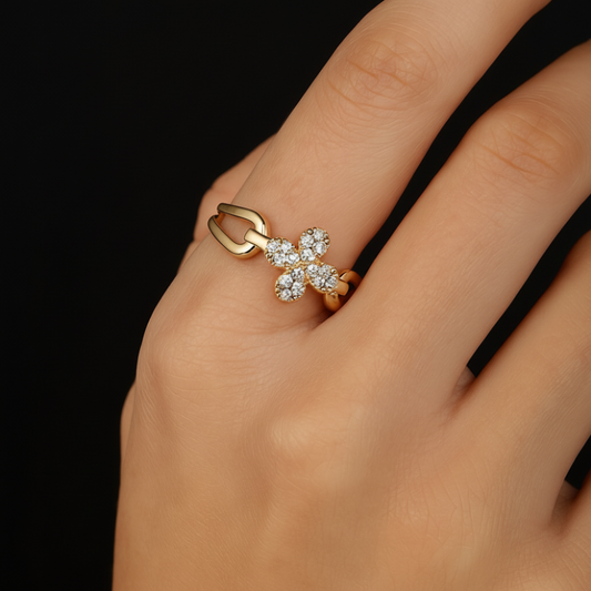 Goldring mit Kristallklee