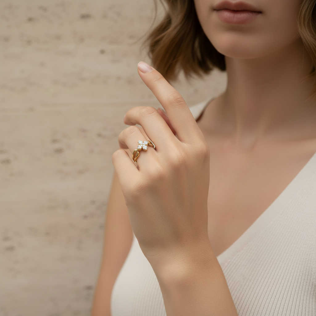 Goldring mit Kristallklee