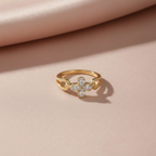 Goldring mit Kristallklee