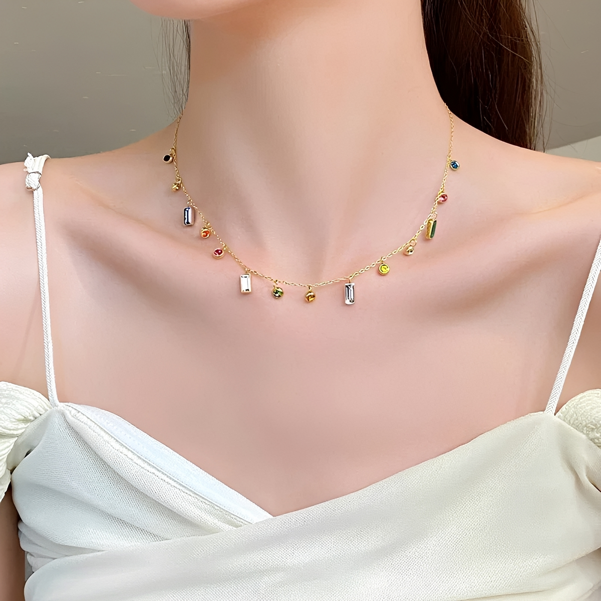 Choker-Halskette für Damen mit verteilten Steinakzenten in runden und rechteckigen Formen