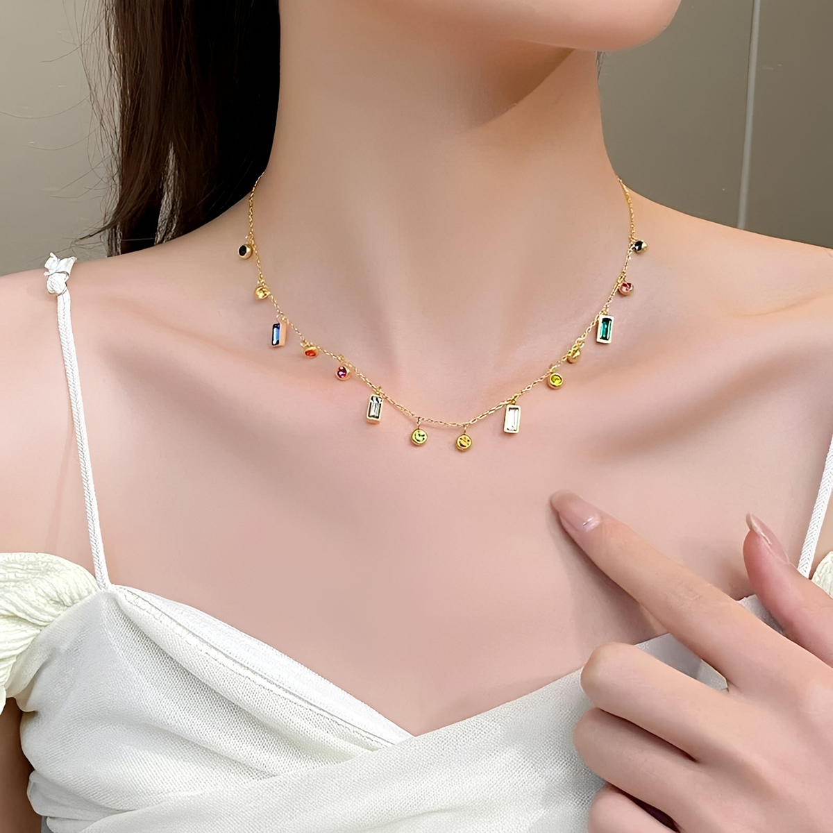 Choker-Halskette für Damen mit verteilten Steinakzenten in runden und rechteckigen Formen