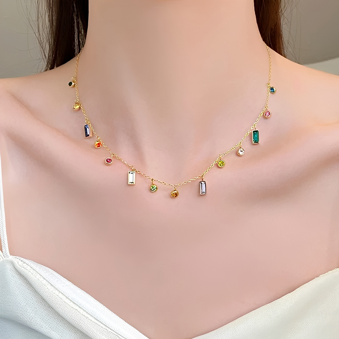 Choker-Halskette für Damen mit verteilten Steinakzenten in runden und rechteckigen Formen