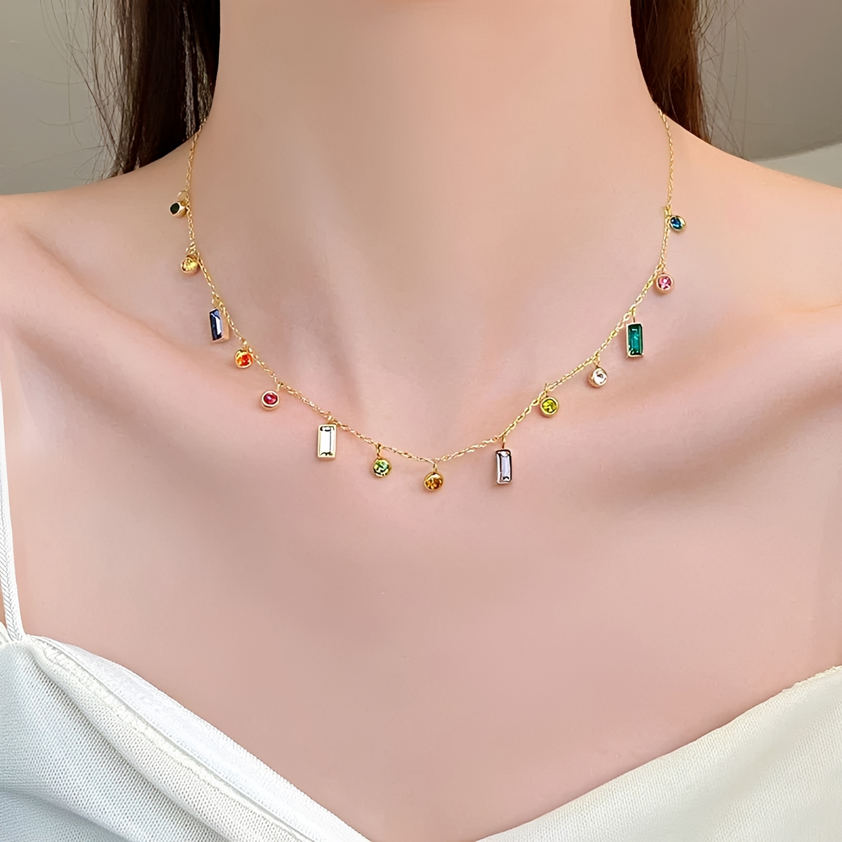 Choker-Halskette für Damen mit verteilten Steinakzenten in runden und rechteckigen Formen