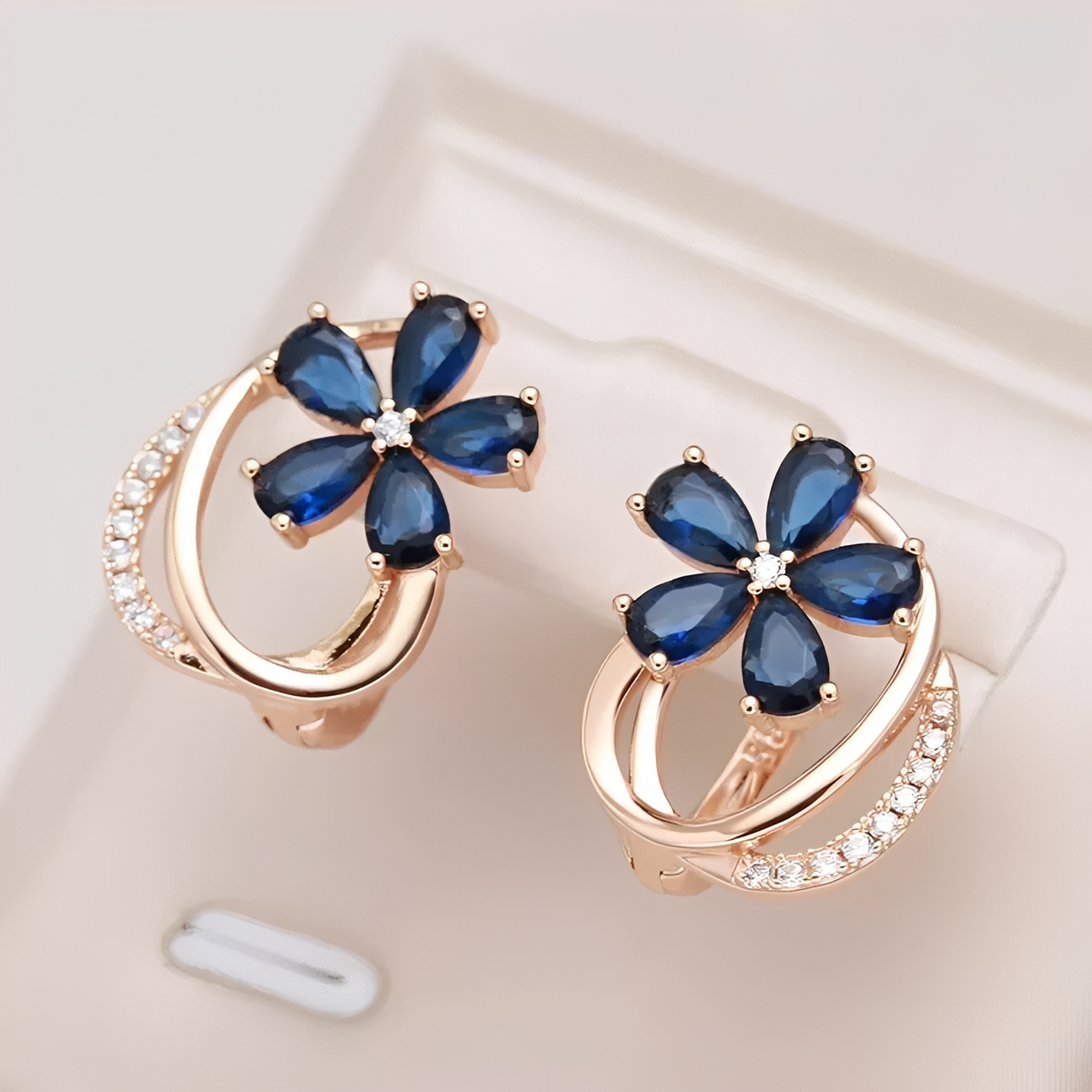 Blumenohrringe für Damen mit fünfblättrigem Design und Steinakzenten