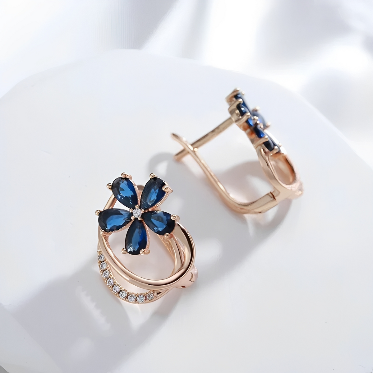 Blumenohrringe für Damen mit fünfblättrigem Design und Steinakzenten