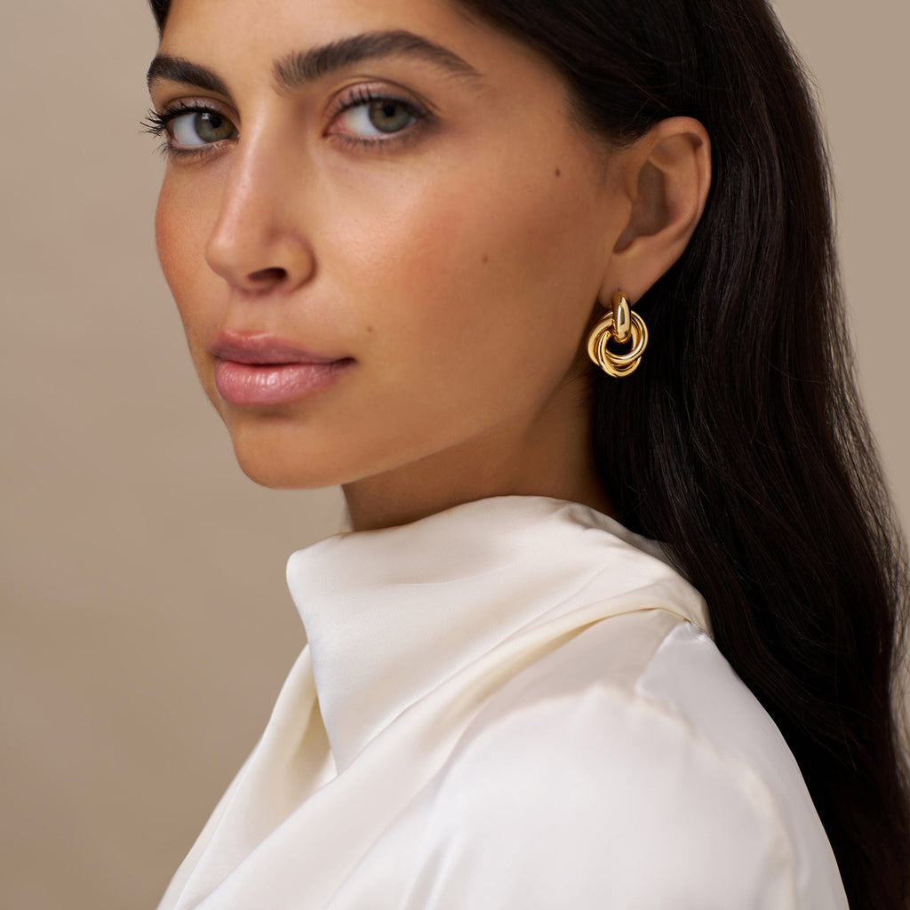 Rania – Goldene Ohrringe mit Verschlungenem Design