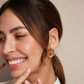 Rania – Goldene Ohrringe mit Verschlungenem Design