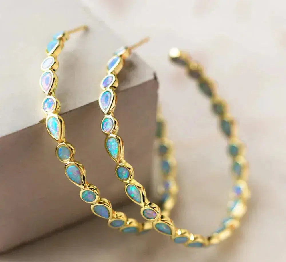 Lichtvolle Raffinesse - Blaue Opal Goldene Ohrhängern