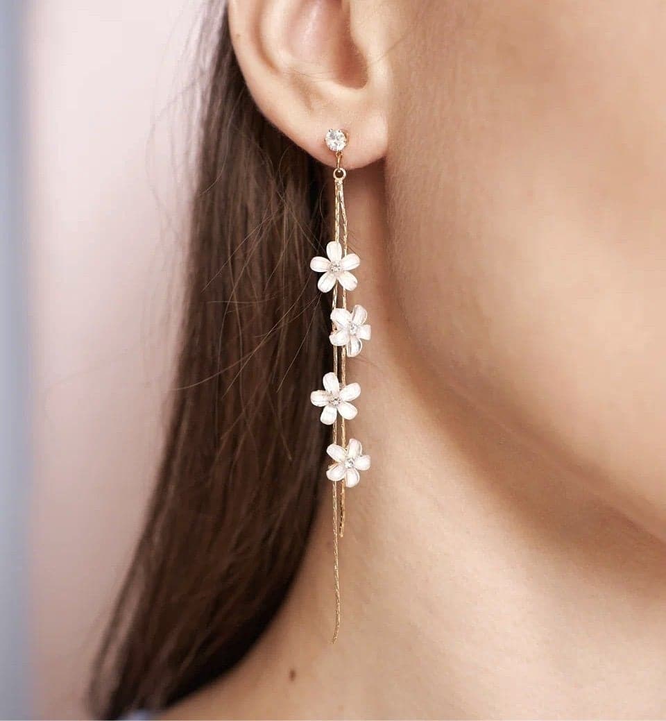 Weiße Blumen mit Goldfäden Ohrringe