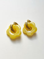 Gelbe Donut-Creolen mit Blumenanhänger