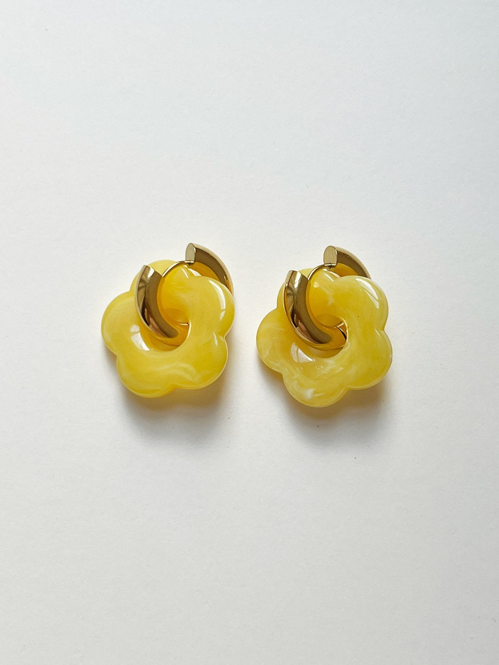 Gelbe Donut-Creolen mit Blumenanhänger